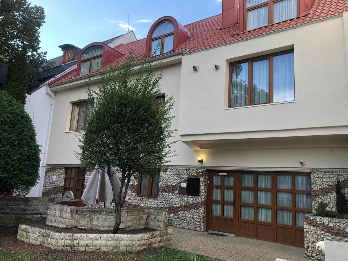 Atryum Hotel Солнок Екстериор снимка