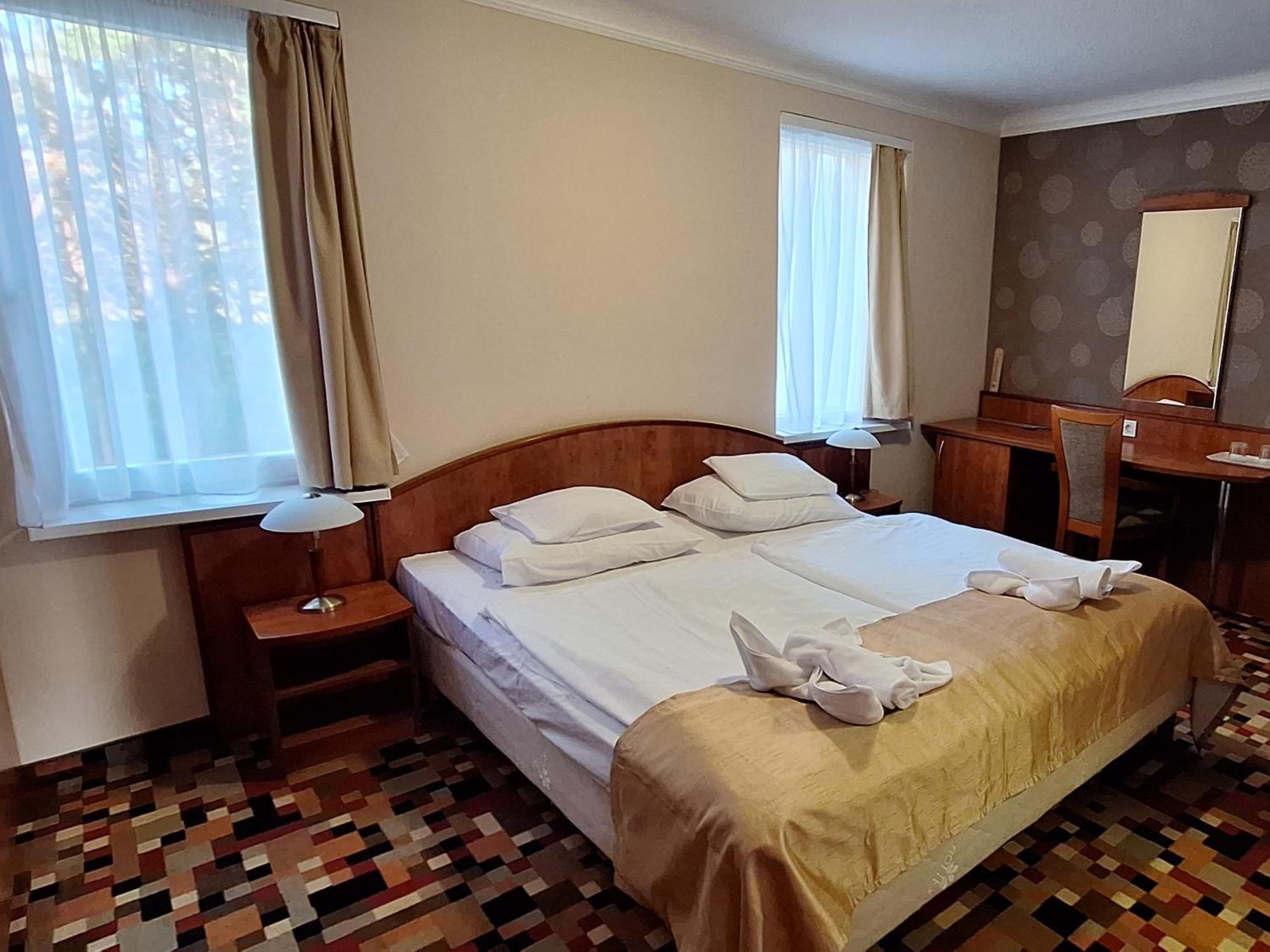 Atryum Hotel Солнок Екстериор снимка