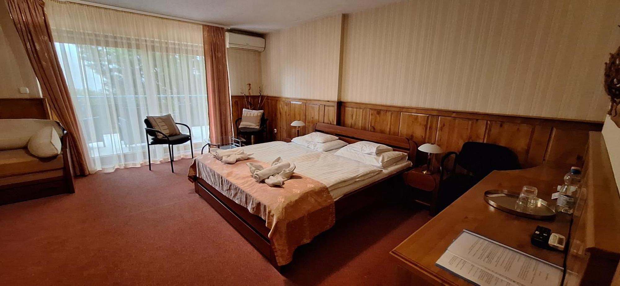 Atryum Hotel Солнок Екстериор снимка