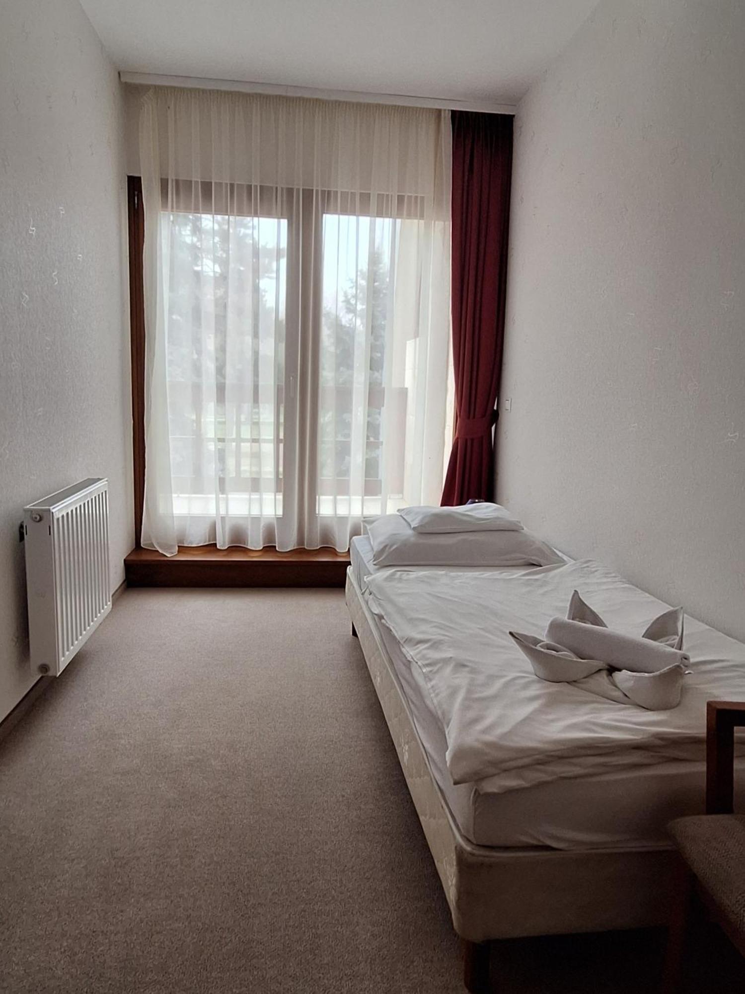 Atryum Hotel Солнок Екстериор снимка