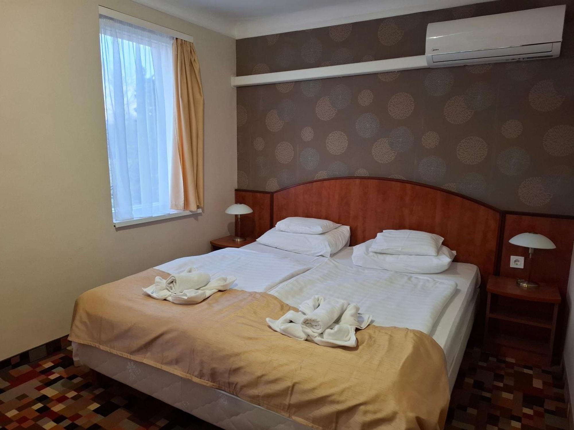 Atryum Hotel Солнок Екстериор снимка